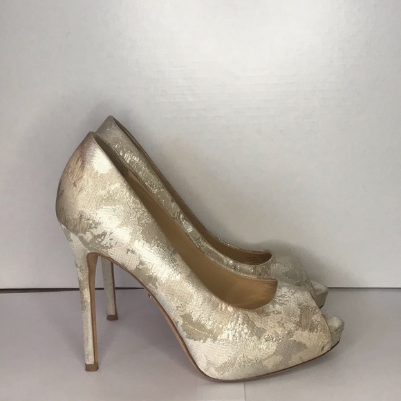 Worn once! Badgley Mischka pumps! - Picture 2 of 4